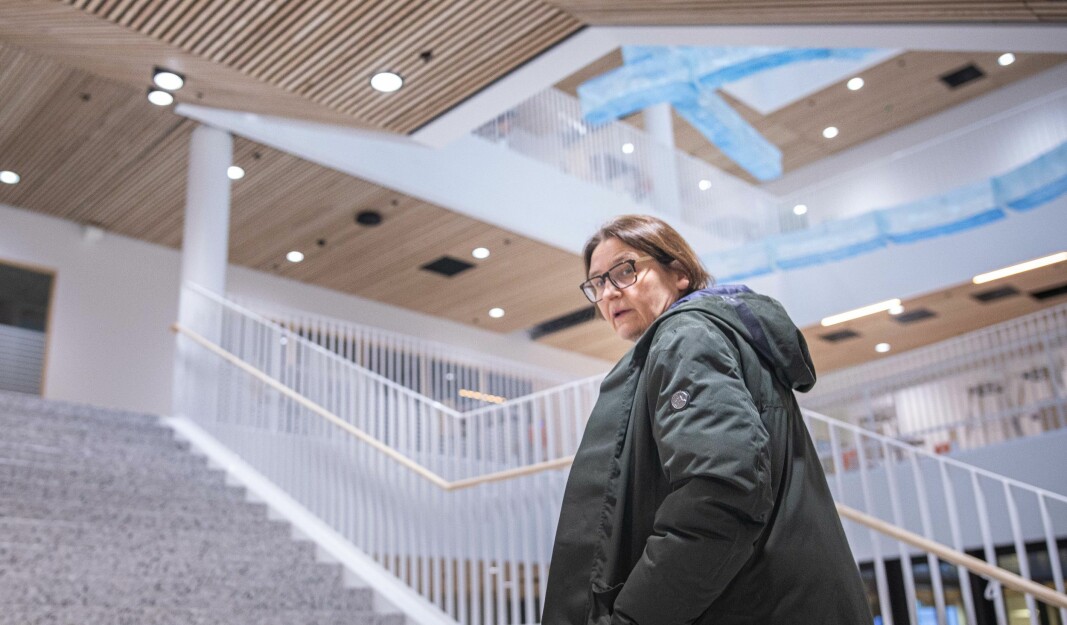 Dekan Ragnhild Hennum ved Det juridiske fakultet ved Universitetet i Oslo stiller spørsmål ved om det er hensiktsmessig å ta for seg så ulike miljøer i samme evaluering. Her fra en omvisning i fakultetets nye bygg i Oslo sentrum.