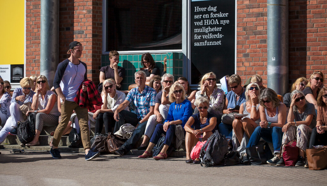 Ansatte på daværende Høgskolene i oslo og Akershus markerer studiestart. Ansatte på daværende Høgskolene i oslo og Akershus markerer studiestart.