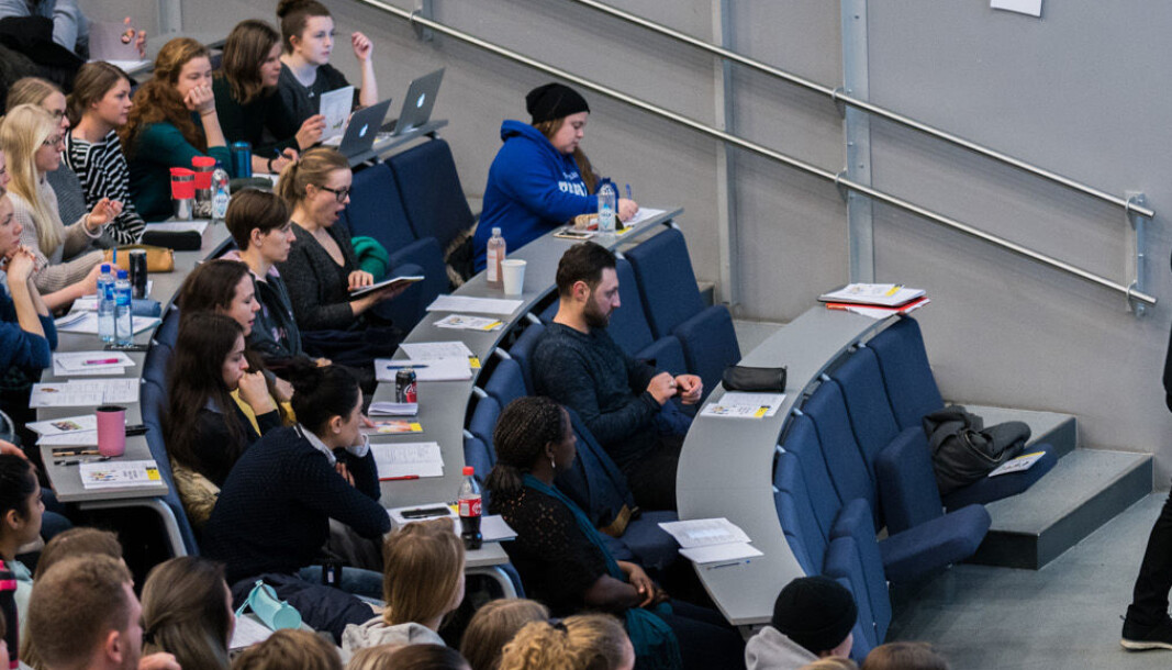 Universitetslektor ved OsloMet og innleggsforfatter Hanna Choat kommer med flere forslag til hvordan studentene både kan tilegne seg nytt fagstoff og samtidig mer av det språket utenlandske lærere ønsker å undervise på. Universitetslektor ved OsloMet og innleggsforfatter Hanna Choat kommer med flere forslag til hvordan studentene både kan tilegne seg nytt fagstoff og samtidig mer av det språket utenlandske lærere ønsker å undervise på.
