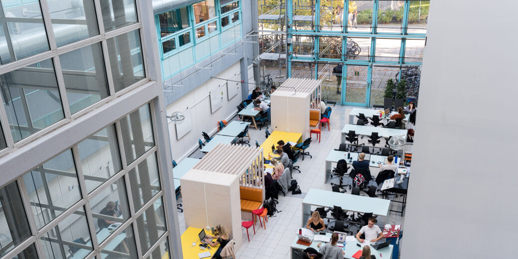 Mye tyder på at mange studenter savner det sosiale ved det å studere. Mye tyder på at mange studenter savner det sosiale ved det å studere.