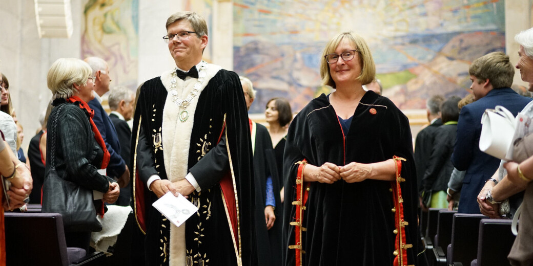 Rektor Svein Stølen og prorektor Gro Bjørnerud Mo under inaugurasjonen (innvielsen) som rektorer i 2017. Stølen stiller til gjenvalg i 2021, og får konkurranse fra flere hold. Rektor Svein Stølen og prorektor Gro Bjørnerud Mo under inaugurasjonen (innvielsen) som rektorer i 2017. Stølen stiller til gjenvalg i 2021, og får konkurranse fra flere hold.