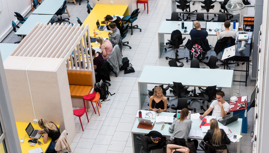 Nokon med papir og nokon med skjem. Eit klart fleirtal av studentane seier at dei vil ha begge deler, men framleis er det slik at mange meiner dei lærer best av å lesa på papir. Nokon med papir og nokon med skjem. Eit klart fleirtal av studentane seier at dei vil ha begge deler, men framleis er det slik at mange meiner dei lærer best av å lesa på papir.