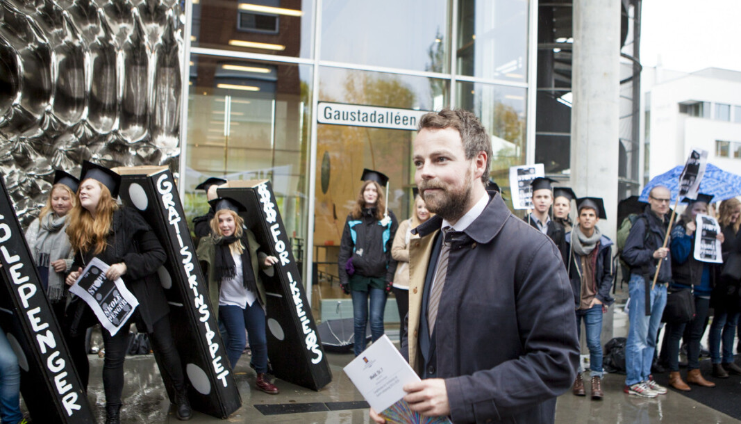 Forrige gang ens tatsråd foreslo skolepenger for utenlandsstudenter: Torbjørn Røe Isaksen ble i 2014 møtt av demonstranter ved framlegging av ølangtidsplan for høyere utdanning og forskning. Forrige gang ens tatsråd foreslo skolepenger for utenlandsstudenter: Torbjørn Røe Isaksen ble i 2014 møtt av demonstranter ved framlegging av ølangtidsplan for høyere utdanning og forskning.