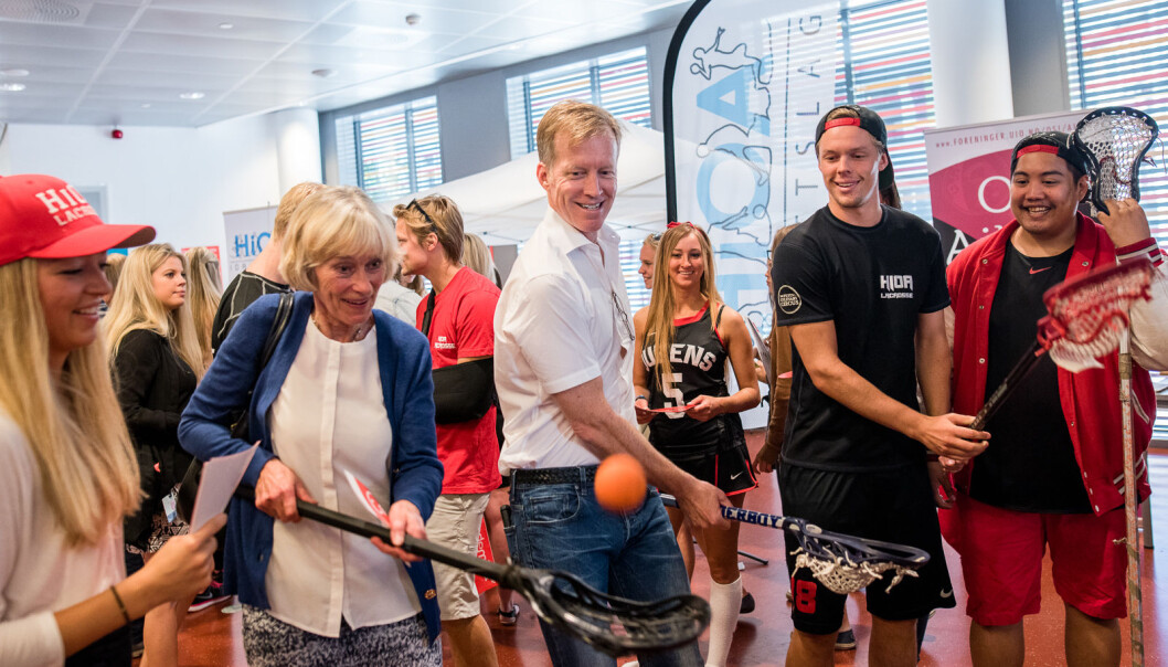 Rektor Curt Rice tester ut studentfrivillig tilbud ved studiestart på daværende Høgskolen i Oslo og Akershus. Studentledere ber universiteter og høgskoler satse mer på krafta fra de studentfrivillige for å skape levende campus. Rektor Curt Rice tester ut studentfrivillig tilbud ved studiestart på daværende Høgskolen i Oslo og Akershus. Studentledere ber universiteter og høgskoler satse mer på krafta fra de studentfrivillige for å skape levende campus.