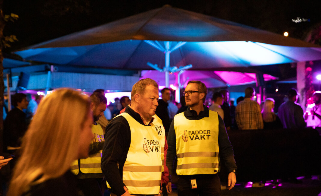 BI-rektor Inge Jan Henjesand (t.v.) og direktør i SiO Helse, Trond Morten Nejad-Trondsen var to av flere som gikk faddervakter under fadderuka i Oslo i fjor , blant annet for å hjelpe sterkt berusede studenter. Her er de utenfor et av studentenes populære utesteder i sentrum: Lavvo. BI-rektor Inge Jan Henjesand (t.v.) og direktør i SiO Helse, Trond Morten Nejad-Trondsen var to av flere som gikk faddervakter under fadderuka i Oslo i fjor , blant annet for å hjelpe sterkt berusede studenter. Her er de utenfor et av studentenes populære utesteder i sentrum: Lavvo.