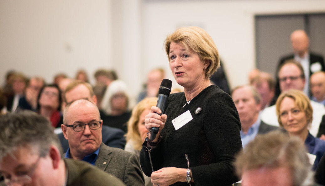 Rektor Anne Husebekk ved UiT Norges arktiske universitet er styreleder i Senter for hav og Arktis. I kampen om senterets fremtidige organisering er hun bekymret for at departementet skal legge vekt på en vurdering som er bestilt av Norsk Polarinstitutt. Nå beskyldes hun for forsøk på knebling. Rektor Anne Husebekk ved UiT Norges arktiske universitet er styreleder i Senter for hav og Arktis. I kampen om senterets fremtidige organisering er hun bekymret for at departementet skal legge vekt på en vurdering som er bestilt av Norsk Polarinstitutt. Nå beskyldes hun for forsøk på knebling.