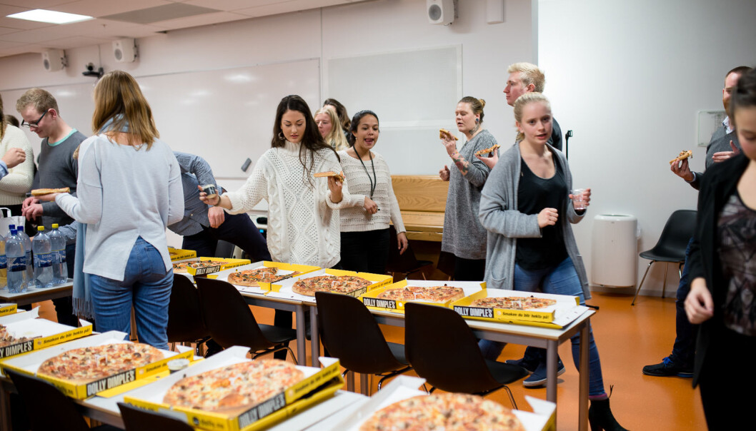 — At studenter møtes og spiller Scrabble og spiser pizza gjør at de blir kjent med hverandre og slipper å lure på hvem de kan sitte med i kantina neste dag, skriver Høgskolelektor ved NLA Ole Fredrik Norbye. Bildet er fra et tidligere Studentparlamentmøte ved OsloMet. — At studenter møtes og spiller Scrabble og spiser pizza gjør at de blir kjent med hverandre og slipper å lure på hvem de kan sitte med i kantina neste dag, skriver Høgskolelektor ved NLA Ole Fredrik Norbye. Bildet er fra et tidligere Studentparlamentmøte ved OsloMet.