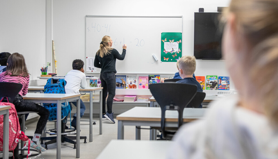 Kunnskapsdepartementet har brukt 85 millioner kroner de siste årene på å få flere studenter til grunnskolelærer- og barnehagelærererutdanningene. Bildet viser en praksisstudent fra OsloMet i et klasserom i Bærum i 2019.
