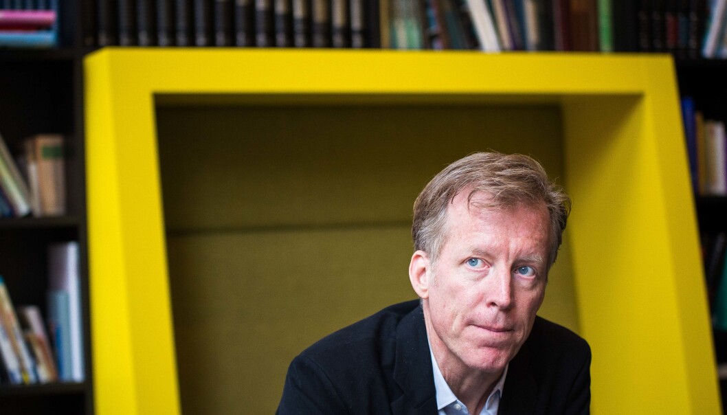 Curt Rice satt klistret til tv-skjermen onsdag. — Tragisk, sier han om det som skjedde. Curt Rice satt klistret til tv-skjermen onsdag. — Tragisk, sier han om det som skjedde.