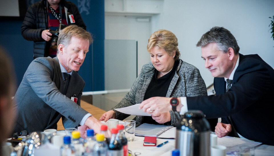 Det første som bør gjøres er åpenbart å reversere kuttene på 1,7 milliarder fra Solberg-regjeringen, skriver Svein Stølen. Her er daværende statsminister Erna Solberg sammen med daværende HiOA-rektor Curt Rice sammen med daværende statssekretær Bjørn Haugstad. Det første som bør gjøres er åpenbart å reversere kuttene på 1,7 milliarder fra Solberg-regjeringen, skriver Svein Stølen. Her er daværende statsminister Erna Solberg sammen med daværende HiOA-rektor Curt Rice sammen med daværende statssekretær Bjørn Haugstad.