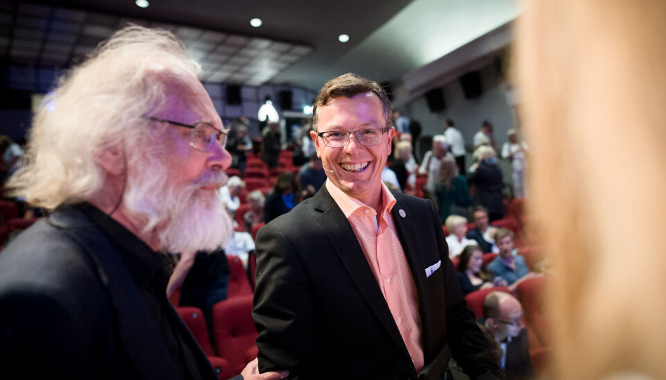 Rektor ved Universitetet i Bergen, Dag Rune Olsen (t.h.), er glad for at universitetet kan åpne for stadig flere ansatte..