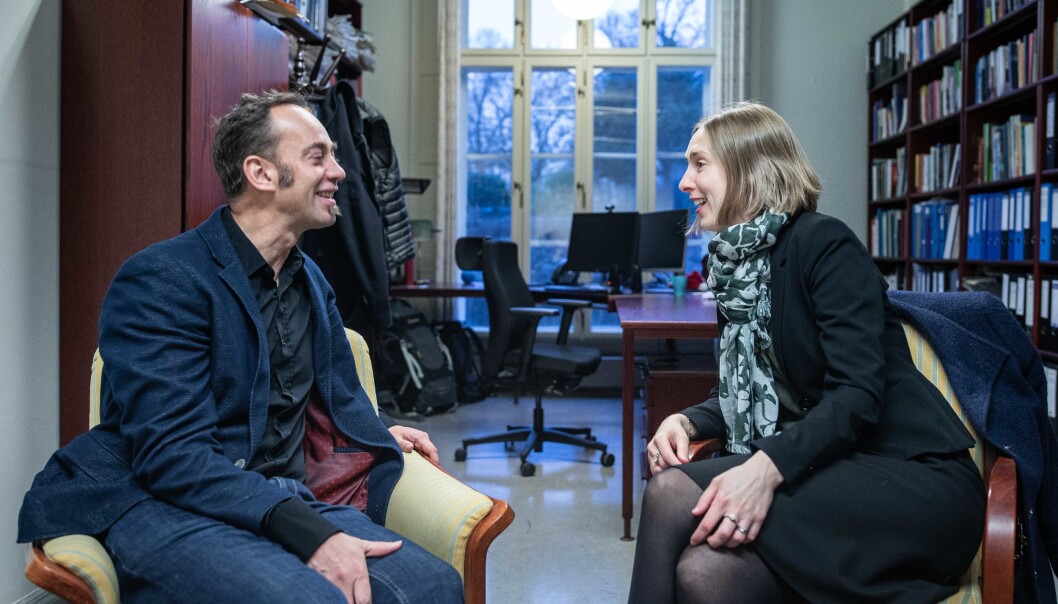 Malcolm Langford i et møte med toppsjefen sin, daværende forsknings- og høyere utdanningsminister, Iselin Nybø, rett før jul 2019. Det er fortsatt 2,5 måneder til koronapandemien stenger Norge. Langford spør hva vi har lært, og om vi har lærte noe om hva som fungerer i det digitale lederskapet. Malcolm Langford i et møte med toppsjefen sin, daværende forsknings- og høyere utdanningsminister, Iselin Nybø, rett før jul 2019. Det er fortsatt 2,5 måneder til koronapandemien stenger Norge. Langford spør hva vi har lært, og om vi har lærte noe om hva som fungerer i det digitale lederskapet.