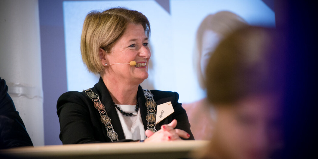 Anne Husebekk gir fra seg rektorkjedet 31. juli 2021. Om to uker skal universitetsstyret bestemme om neste rektor skal velges eller ansettes. Anne Husebekk gir fra seg rektorkjedet 31. juli 2021. Om to uker skal universitetsstyret bestemme om neste rektor skal velges eller ansettes.