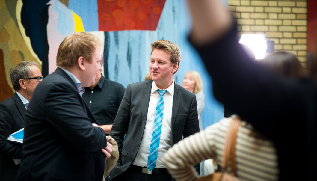 Vanligvis er det folksomt i vandrehallen på Stortinget. Men hvordan skal stortingsrepresentantene kunne møtes nå, under korona-utbruddet. Her er Anders Tyvand (Krf) ved en tidligere anledning. Vanligvis er det folksomt i vandrehallen på Stortinget. Men hvordan skal stortingsrepresentantene kunne møtes nå, under korona-utbruddet. Her er Anders Tyvand (Krf) ved en tidligere anledning.