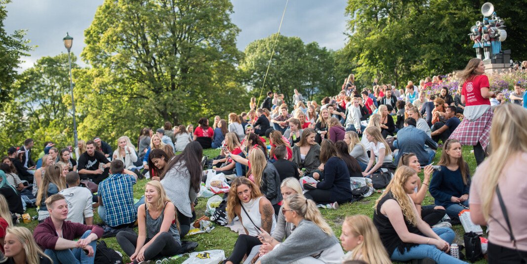 Nye studenter og faddere under grillkonserten på St. Hanshaugen i Oslo under studiestart for noen år siden. Nye studenter og faddere under grillkonserten på St. Hanshaugen i Oslo under studiestart for noen år siden.