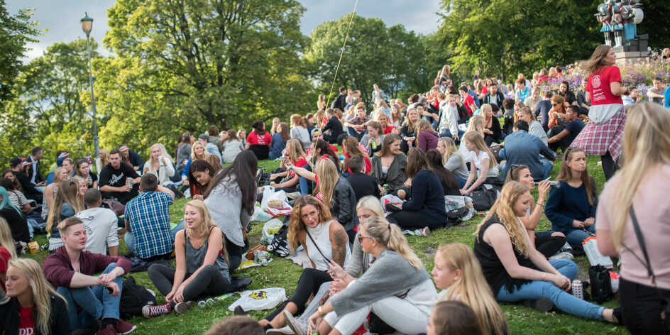 Norske studenter, her representert under grillkonserten på St. Hanshaugen ved studiestart i fjor, er lite imponert over studentkrisepakken fra regjeringen.