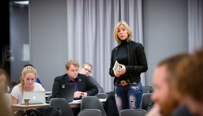 — Det er en hån mot utdanningsinstitusjonene at vi må finansiere dette på egen kjøl, virkelig, sier OsloMet-rektor Nina Waaler, om at 200 av de 500 studieplassene må finansieres av utdanningsinstitusjonene selv. — Det er en hån mot utdanningsinstitusjonene at vi må finansiere dette på egen kjøl, virkelig, sier OsloMet-rektor Nina Waaler, om at 200 av de 500 studieplassene må finansieres av utdanningsinstitusjonene selv.