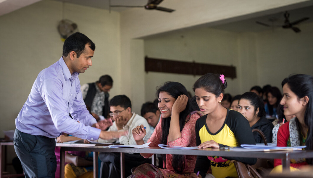 Laxmi Prasad Ojha underviser studenter i oppgaveskriving, under en workshop på Tribhuvan universitetet i Katmandu. Laxmi Prasad Ojha underviser studenter i oppgaveskriving, under en workshop på Tribhuvan universitetet i Katmandu.