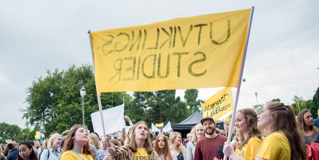 10 ungdoms- og studentorganisasjoner ba i et opprop om stipend og ikke mer lån som kompensasjon for tap av inntekter. De blir ikke hørt av regjeringen. Illustrasjonsfoto: Studenter og faddere under åpningssermonien av studiestart på St. Hanshaguen. 10 ungdoms- og studentorganisasjoner ba i et opprop om stipend og ikke mer lån som kompensasjon for tap av inntekter. De blir ikke hørt av regjeringen. Illustrasjonsfoto: Studenter og faddere under åpningssermonien av studiestart på St. Hanshaguen.