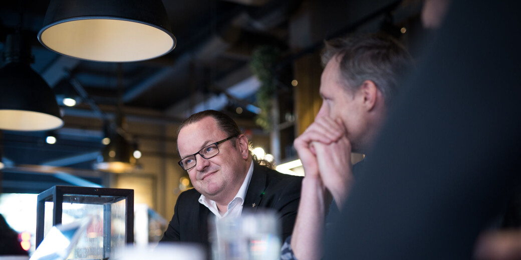 Medieprofessor og rektor ved Høgskolen Kristiania, Arne Krumsvik, mener det var en feil å dele et Resett-intervju på høyskolens twitterkonto, men sier samtidig at det er høyt under taket ved høyskolen.. Medieprofessor og rektor ved Høgskolen Kristiania, Arne Krumsvik, mener det var en feil å dele et Resett-intervju på høyskolens twitterkonto, men sier samtidig at det er høyt under taket ved høyskolen..