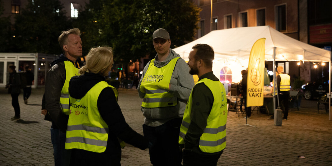 Skjenkestopp etter midnatt skal legge en demper på festingen i fadderukene ved studiestart, håper myndighetene. Bildet er fra Oslo sentrum og runde med faddervakter under studiestart 2019. Skjenkestopp etter midnatt skal legge en demper på festingen i fadderukene ved studiestart, håper myndighetene. Bildet er fra Oslo sentrum og runde med faddervakter under studiestart 2019.