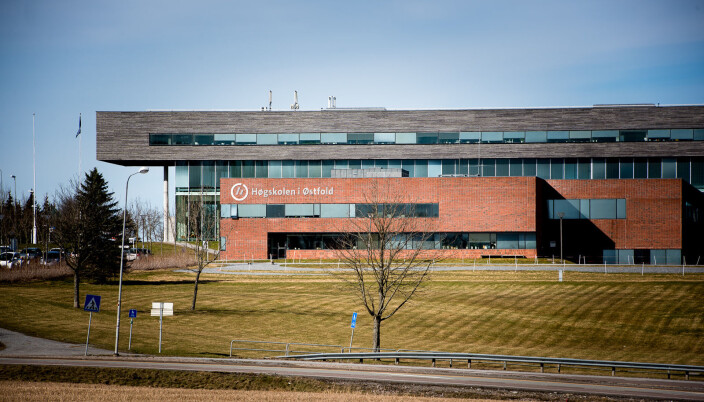 Hovedcampus ved Høgskolen i Østfold ligger utenfor Halden. Hovedtransportåren gjennom Østfold er E6, og kollektivdekningen dårlig. Hovedcampus ved Høgskolen i Østfold ligger utenfor Halden. Hovedtransportåren gjennom Østfold er E6, og kollektivdekningen dårlig.