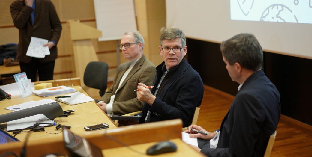 Svein Stølen (i midten) skriver, sammen med Andreas Trohjell og Guro Elisabeth Lind, at nye kompetansebehov er i stor grad resultater av det forsknings- og utviklingsarbeidet som gjøres ved universiteter og høyskoler. Svein Stølen (i midten) skriver, sammen med Andreas Trohjell og Guro Elisabeth Lind, at nye kompetansebehov er i stor grad resultater av det forsknings- og utviklingsarbeidet som gjøres ved universiteter og høyskoler.