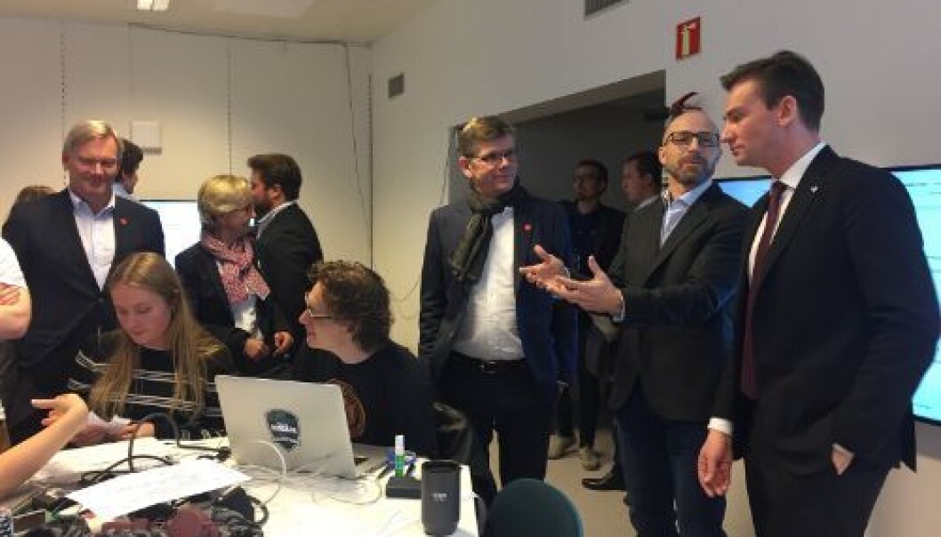 Her er statsråd Henrik Asheim på UiOb-esøk i oktober 2017 - da som vikar. I diskusjon med studenter og ansatte ved Center for Computing in Science Education. Foto: UiO Her er statsråd Henrik Asheim på UiOb-esøk i oktober 2017 - da som vikar. I diskusjon med studenter og ansatte ved Center for Computing in Science Education. Foto: UiO