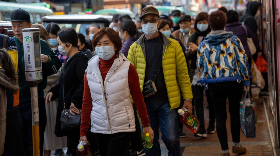 I Hongkong står folk i kø for å få gratis munnbind for å beskytte seg mot det nye coronaviruset. Alle tog og ferger mellom Hongkong og Kina innstilles fra midnatt den 30. januar, opplyser Hongkongs leder Carrie Lam. Foto: NTB-Scanpix - EPA/Jerome Favre I Hongkong står folk i kø for å få gratis munnbind for å beskytte seg mot det nye coronaviruset. Alle tog og ferger mellom Hongkong og Kina innstilles fra midnatt den 30. januar, opplyser Hongkongs leder Carrie Lam. Foto: NTB-Scanpix - EPA/Jerome Favre