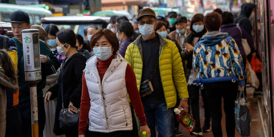 Folk i kø utenfor apotek i Tsuen Wan, Hong Kong, tirsdag denne uken. Nå henter Norge hjem nordmenn fra de rammede områdene. Foto: NTB scanpix Folk i kø utenfor apotek i Tsuen Wan, Hong Kong, tirsdag denne uken. Nå henter Norge hjem nordmenn fra de rammede områdene. Foto: NTB scanpix