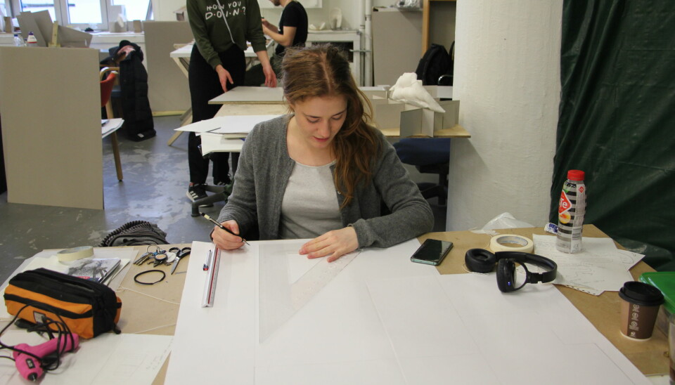 Emma Træland, går førsteår på Bergen arkitekturhøgskole, og bekrefter lange arbeidsdager, men at de gjennomføres med stor glede. Foto: Anne Skifjeld