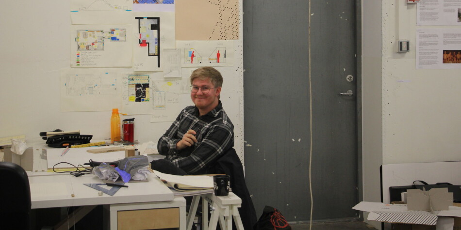 Truls Sandanbråten, førsteårsstudent på Bergen arkitekturhøgskole. Hvorfor vi jobber så mange timer i uka med studiene? Fordi det er gøy, svarer Sandanbråten. Foto: Anne Skifjeld Truls Sandanbråten, førsteårsstudent på Bergen arkitekturhøgskole. Hvorfor vi jobber så mange timer i uka med studiene? Fordi det er gøy, svarer Sandanbråten. Foto: Anne Skifjeld
