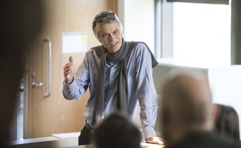 Mats Alvesson vil gjerne setje ord på dumskapen han meiner fortrenger fornuft, fridom og kreativitet i samfunnsinstitusjonar og på arbeidsplassar, ikkje minst i den akademiske sektoren. Foto: Roger Larsson/Hallandsposten Mats Alvesson vil gjerne setje ord på dumskapen han meiner fortrenger fornuft, fridom og kreativitet i samfunnsinstitusjonar og på arbeidsplassar, ikkje minst i den akademiske sektoren. Foto: Roger Larsson/Hallandsposten