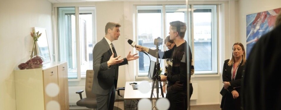 Her blir statsråd Asheim intervjeut at Khrono etter nøkkeloverrekkelsen i Kunnskapsdepartementet 24.januar. Foto: Ketil Blom Haugstulen Her blir statsråd Asheim intervjeut at Khrono etter nøkkeloverrekkelsen i Kunnskapsdepartementet 24.januar. Foto: Ketil Blom Haugstulen