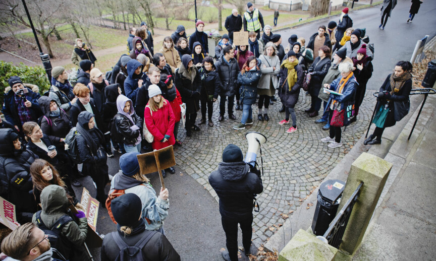Flere demonstranter møtte opp da Sverigedemokraternas Richard Jomshof skulle holde en forelesning ved Göteborgs universitet i desember i fjor. Foto: Tomas Ohlsson.