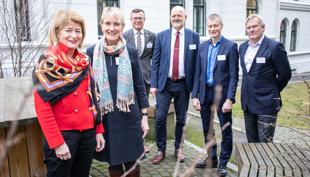 Mange rektorer samlet på ett brett. Anne Husebekk (til venstre) leder universitets- og høgskolerådet, og vil diskutere varslingsnemnd med rektorkollegene sine. Mange rektorer samlet på ett brett. Anne Husebekk (til venstre) leder universitets- og høgskolerådet, og vil diskutere varslingsnemnd med rektorkollegene sine.