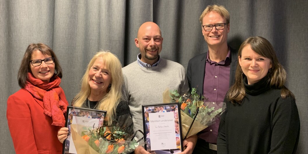 Bildet viser (f.v.) administrerende direktør, Solfrid Lind, de meritterte underviserne Siri Senje og Tor Morten Grønli med hver sin diplom, prorektor for utdanning, Sander Sværi og leder for pedagogisk utvikling, Benedicte Røer Blom. Foto: Michael Reed / Høyskolen Kristiania Bildet viser (f.v.) administrerende direktør, Solfrid Lind, de meritterte underviserne Siri Senje og Tor Morten Grønli med hver sin diplom, prorektor for utdanning, Sander Sværi og leder for pedagogisk utvikling, Benedicte Røer Blom. Foto: Michael Reed / Høyskolen Kristiania
