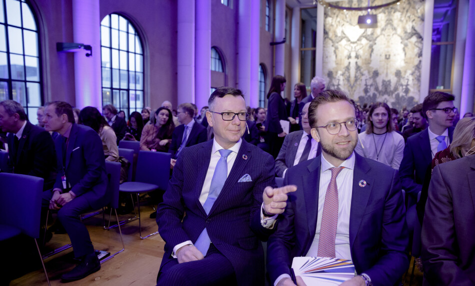 Leiar i Universitets- og høgskulerådet og rektor ved Universitetet i Bergen, Dag Rune Olsen, forsvarar avtalen med Equinor. — Viktig for det grøne skiftet, seier han. Her saman med nybakt kommunal- og moderniseringsminister Nikolai Astrup (H) under SDG-konferansen i Bergen. Foto: Paul S. Amundsen Leiar i Universitets- og høgskulerådet og rektor ved Universitetet i Bergen, Dag Rune Olsen, forsvarar avtalen med Equinor. — Viktig for det grøne skiftet, seier han. Her saman med nybakt kommunal- og moderniseringsminister Nikolai Astrup (H) under SDG-konferansen i Bergen. Foto: Paul S. Amundsen