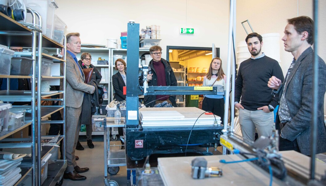 Styret på OsloMet på omvisning hos produktdesign på Kjeller. Rektor Curt Rice (t.v.) styreleder Trine Syvertsen, stabssjef Ane Marte Rasmussen, styremedlemmene Einar Braathen, Egle Juodziukynaite, Bjørn H.H. Garborg og helt til høyre instituttleder Einar Stoltenberg. Foto: Siri Øverland Eriksen Styret på OsloMet på omvisning hos produktdesign på Kjeller. Rektor Curt Rice (t.v.) styreleder Trine Syvertsen, stabssjef Ane Marte Rasmussen, styremedlemmene Einar Braathen, Egle Juodziukynaite, Bjørn H.H. Garborg og helt til høyre instituttleder Einar Stoltenberg. Foto: Siri Øverland Eriksen