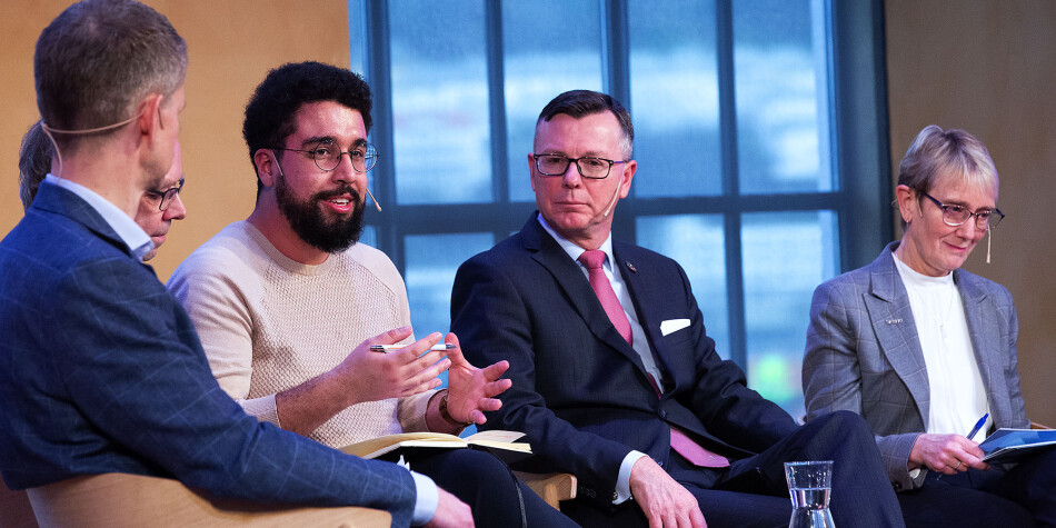På bildet ser vi blant annet Felipe Garcia (Nestleder i NSO), Dag Rune Olsen (Rektor UiB) og Anne Borg (rektor ved NTNU) i debatt om den nye plattformen for bærekraft i høyere utdanning. FOTO: Silje Katrine Robinson På bildet ser vi blant annet Felipe Garcia (Nestleder i NSO), Dag Rune Olsen (Rektor UiB) og Anne Borg (rektor ved NTNU) i debatt om den nye plattformen for bærekraft i høyere utdanning. FOTO: Silje Katrine Robinson