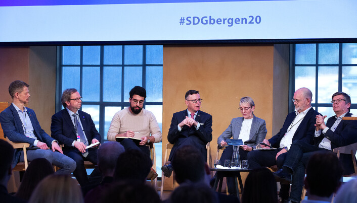 Solve Sæbø, prorektor NMBU og en av de som tår bak rapporten om SDG i høyere utdanning, Kenneth Ruud, prorektor for forskning ved UiT - Norges arktiske universitet, Dag Rune Olsen, rektor ved Universitetet i Bergen, Anne Borg, rektor ved NTNU, Sjur Baardsen, rektor ved NMBU og Svein Stølen, rektor ved Universitetet i Oslo. FOTO: Silje Katrine Robinson Solve Sæbø, prorektor NMBU og en av de som tår bak rapporten om SDG i høyere utdanning, Kenneth Ruud, prorektor for forskning ved UiT - Norges arktiske universitet, Dag Rune Olsen, rektor ved Universitetet i Bergen, Anne Borg, rektor ved NTNU, Sjur Baardsen, rektor ved NMBU og Svein Stølen, rektor ved Universitetet i Oslo. FOTO: Silje Katrine Robinson