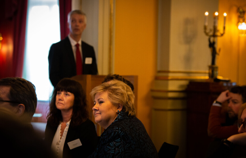 Professor Steinar Holden (i bakgrunnen) var invitert til toppmøte med statsminister Erna Solbergs regjering, næringslivet og høyere utdanning for ett år sidenfor å diskuterer kompetansebehov. Foto: Runhild Heggem Professor Steinar Holden (i bakgrunnen) var invitert til toppmøte med statsminister Erna Solbergs regjering, næringslivet og høyere utdanning for ett år sidenfor å diskuterer kompetansebehov. Foto: Runhild Heggem