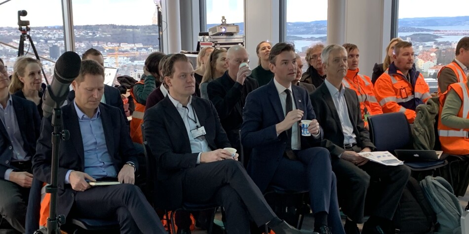 På første rad: Statsråd Henrik Asheim sammen med (fra venstre) Sveinung Skule, direktør i Kompetanse Norge, Morten Rosenkvist, ekspedisjonssjef Kunnskapsdepartementet og til høyre for statsråden Steinar Holden, professor og utvalgsleder. Foto: Eva Tønnessen På første rad: Statsråd Henrik Asheim sammen med (fra venstre) Sveinung Skule, direktør i Kompetanse Norge, Morten Rosenkvist, ekspedisjonssjef Kunnskapsdepartementet og til høyre for statsråden Steinar Holden, professor og utvalgsleder. Foto: Eva Tønnessen