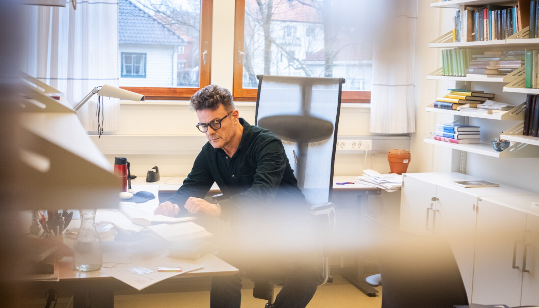 — Det som er dumt er om eksterne forhold, som den økonomiske situasjonen og usikkerheten det medfører for arbeidsmiljøet, gjør at man tenker på å slutte, sier filosofiprofessor Panos Dimas. Foto: Torkjell Trædal — Det som er dumt er om eksterne forhold, som den økonomiske situasjonen og usikkerheten det medfører for arbeidsmiljøet, gjør at man tenker på å slutte, sier filosofiprofessor Panos Dimas. Foto: Torkjell Trædal