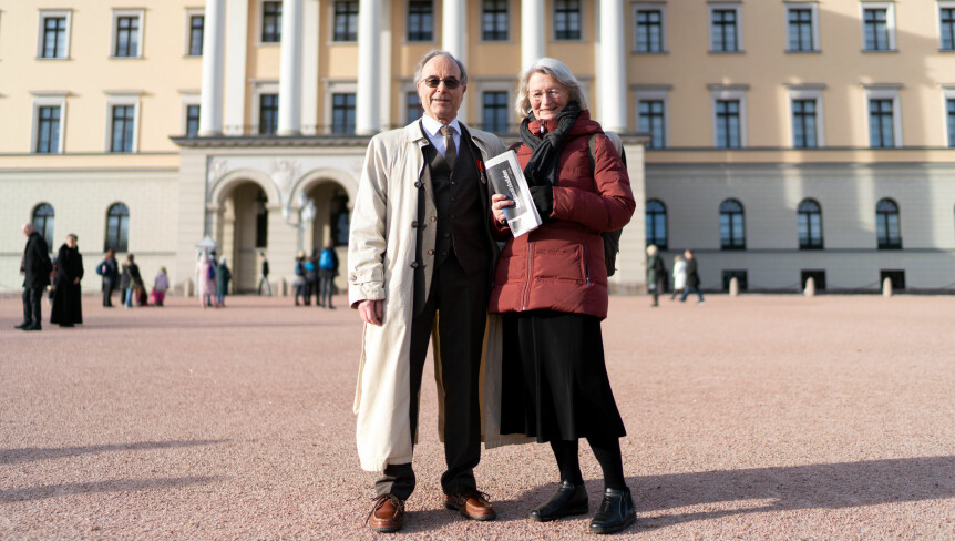 Professoren og hans kone Gabriele møtte sammen med 60 andre mottakere av fortjenestmedaljen kong Harald tidligere denne uken. Foto: Ketil Blom Haugstulen