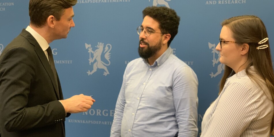 Forsknings- og høyere utdanningsminister Henrik Asheim i samtale med Felipe F. Garcia og Julie Sørholt Iversen fra NSO. Foto: Eva Tønnessen Forsknings- og høyere utdanningsminister Henrik Asheim i samtale med Felipe F. Garcia og Julie Sørholt Iversen fra NSO. Foto: Eva Tønnessen