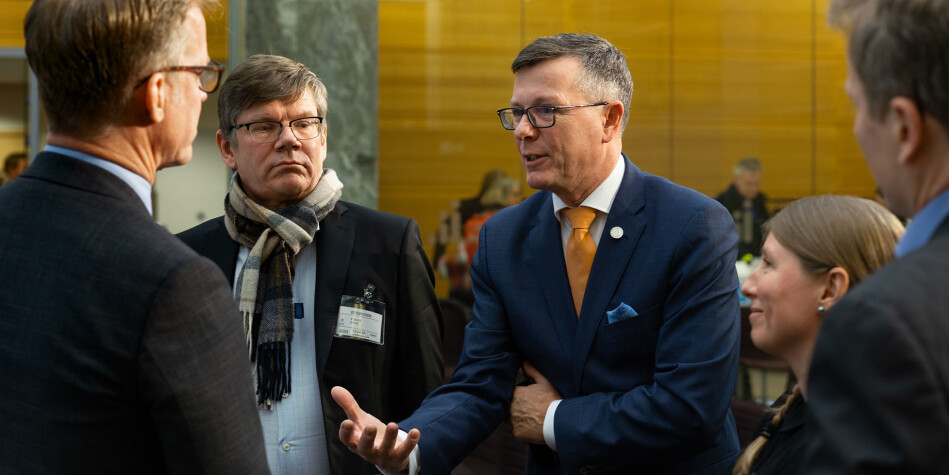 OsloMet-rektor Curt Rice (med ryggen til), UiO-rektor Svein Stølen, UiB-rektor Dag Rune Olsen og leder i Forskerforbundet Guro Elisabeth Lind, i pausediskusjon om Aune-utvalgets forslag til ny universitets- og høgskolelov. Foto: Ketil Blom Haugstulen OsloMet-rektor Curt Rice (med ryggen til), UiO-rektor Svein Stølen, UiB-rektor Dag Rune Olsen og leder i Forskerforbundet Guro Elisabeth Lind, i pausediskusjon om Aune-utvalgets forslag til ny universitets- og høgskolelov. Foto: Ketil Blom Haugstulen
