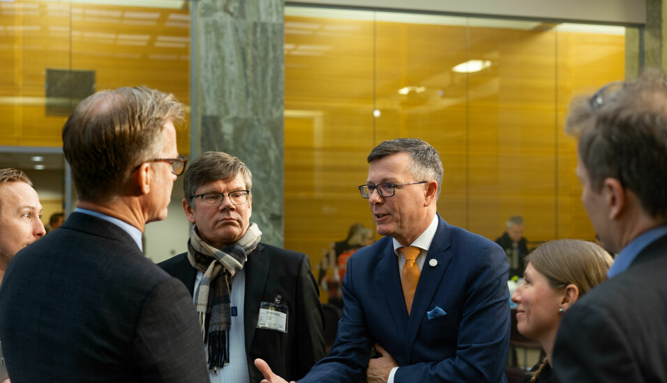 Rektorene Svein Stølen (t.v.) og Dag Rune Olsen (t.h.) får kritikk for sin framstilling av forskningstall.