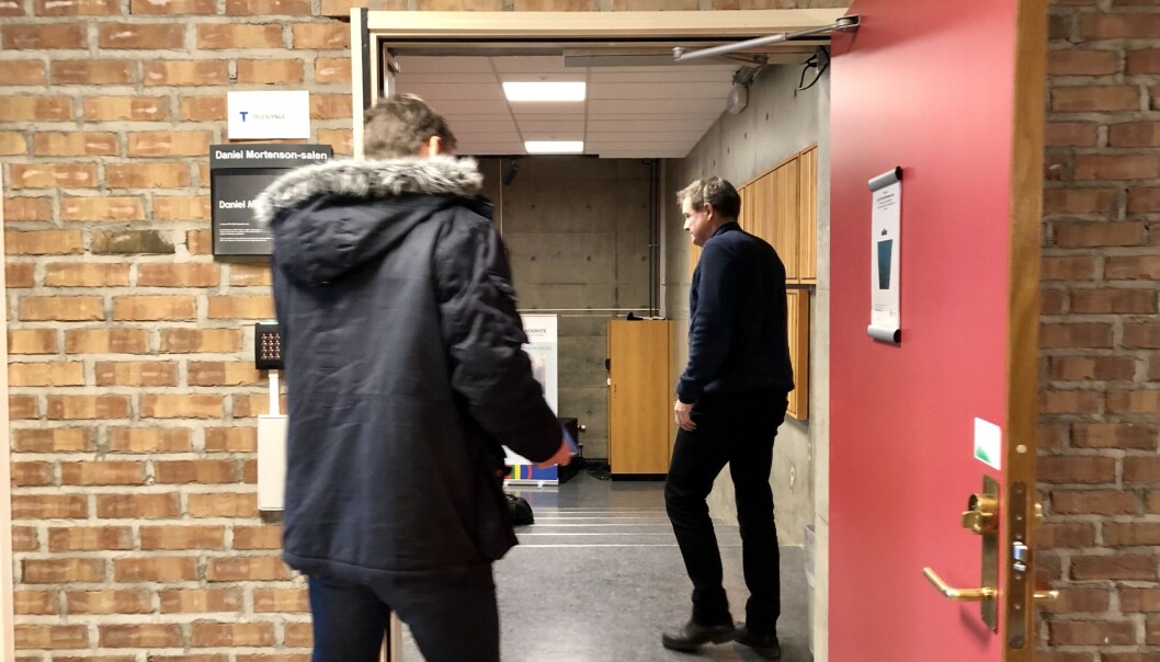 Fakultetsdirektør Olav Frigaard sendte Khrono på gangen før studiestedsmøtet for de ansatte på Fakultet for lærerutdanning, kunst og kultur fredag. Foto: Njord V. Svendsen Fakultetsdirektør Olav Frigaard sendte Khrono på gangen før studiestedsmøtet for de ansatte på Fakultet for lærerutdanning, kunst og kultur fredag. Foto: Njord V. Svendsen