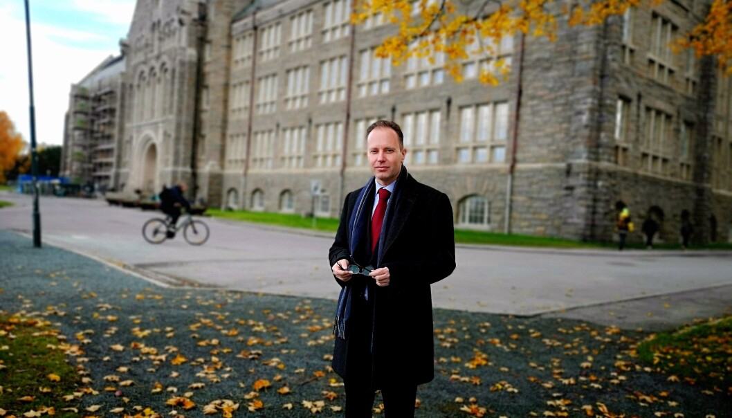 Øyvind Eikrem, førsteamanuensis ved Institutt for sosialt arbeid, NTNU er fortsatt sykemeldt og vil ikke være tilstede mandag når arbeidsgiver NTNUs advokater og konsulenter går gjennom pc-er og e-postene hans for å lete etter hatefulle ytringer. Øyvind Eikrem, førsteamanuensis ved Institutt for sosialt arbeid, NTNU er fortsatt sykemeldt og vil ikke være tilstede mandag når arbeidsgiver NTNUs advokater og konsulenter går gjennom pc-er og e-postene hans for å lete etter hatefulle ytringer.
